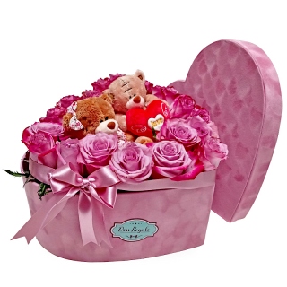 Caja de Rosas Lilas y una Parejita Enamorada